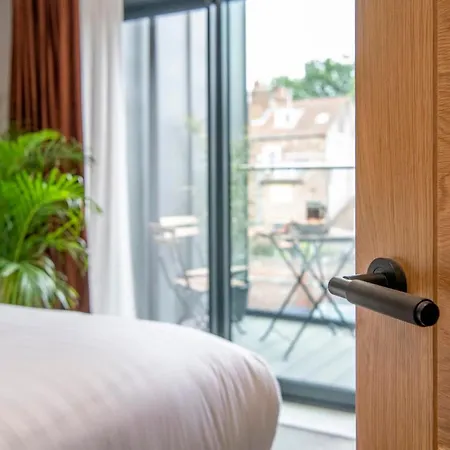 The Quadrant - The Carillon Apartment *